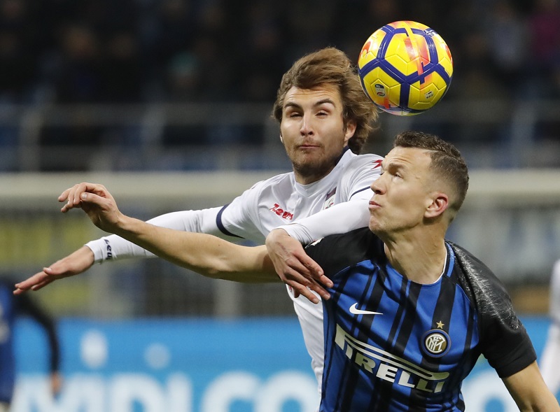 Český obránce Stefan Simič v hlavičkovém souboje s Ivanem Perišičem.