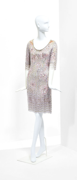 Slavná růžová večerní róba vyšívaná korálky.