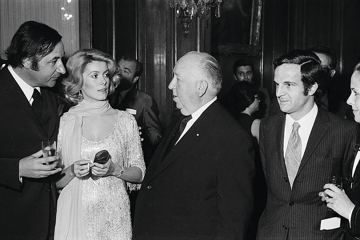 Catherine Deneuveovová v růžové róbě na setkání s Alfredem Hitchcockem.