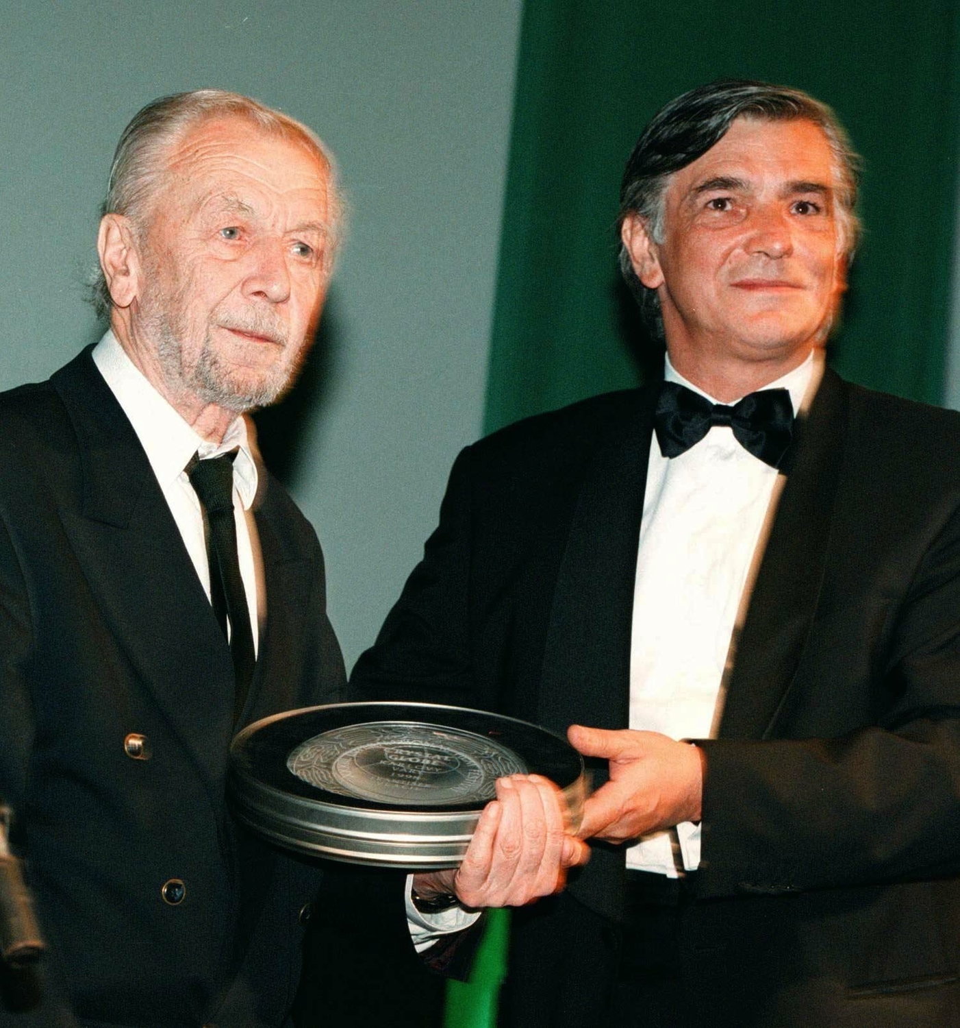 Režisér František Vláčil (vlevo) převzal během karlovarského filmového festivalu z rukou jeho prezidenta Jiřího Bartošky Cenu za mimořádný umělecký přínos světové kinematografii.