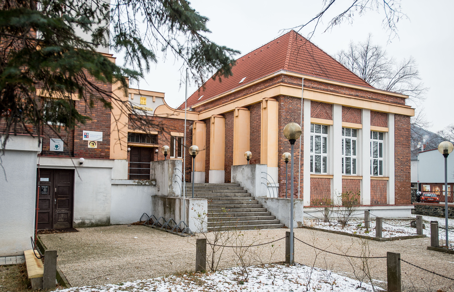 Budova mosteckého gymnázia je jednou ze staveb, které představuje výstava v Oblastním muzeu a galerii v Mostě. 