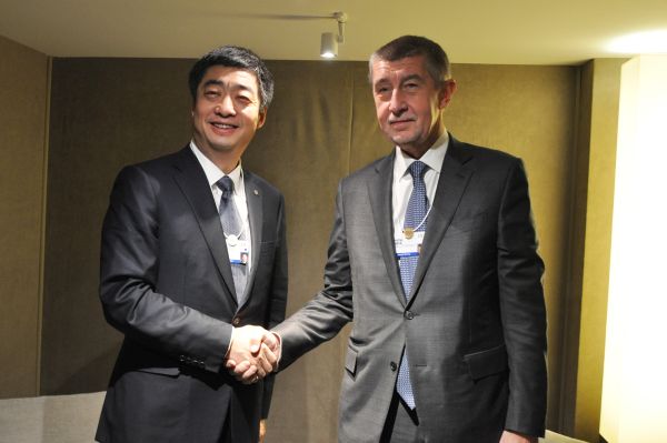 Premiér Andrej Babiš a předseda představenstva Huawei Kenem Hu. 