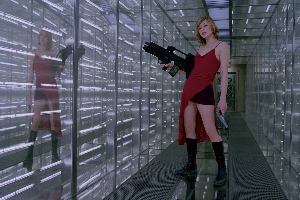 Mila Jovovichová ve filmu Resident Evil.