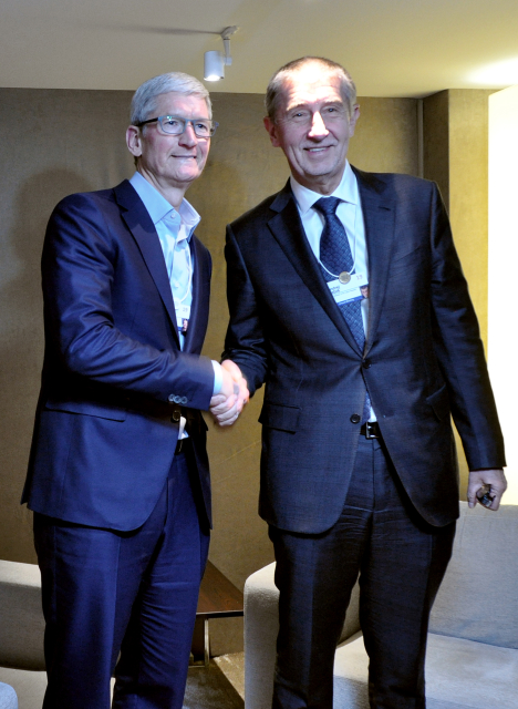 Šéf Applu Tim Cook (vlevo) a premiér Andrej Babiš.