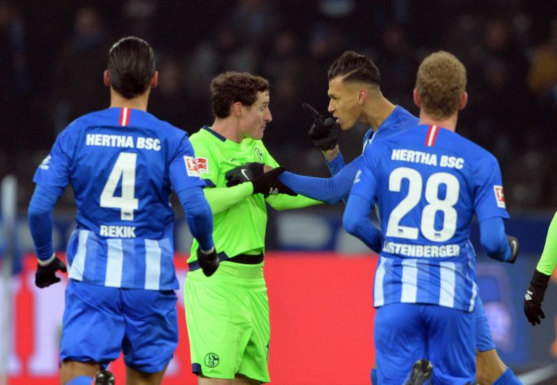 Zápas německé ligy mezi Herthou Berlín a Schalke 04.
