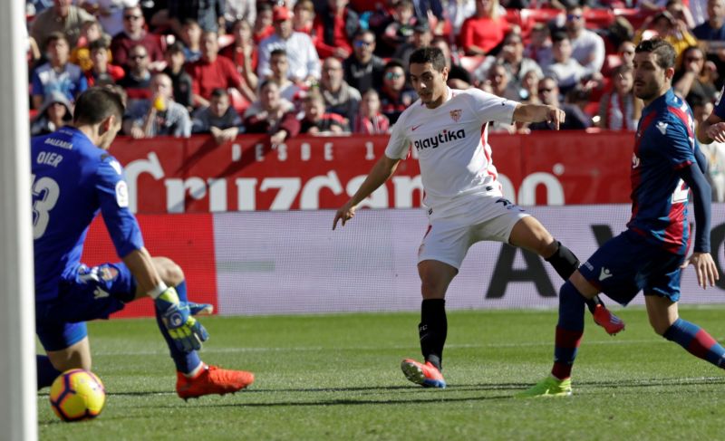 Wissam Ben Yeder střílí úvodní gól v zápase Sevilly s Levante. Wissam Ben Yeder střílí úvodní gól v zápase Sevilly s Levante.