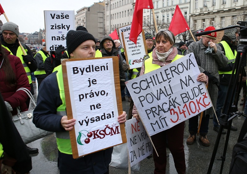 Lidé se vydali protestovat proti komunistům.