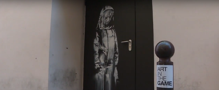 Graffiti proslulého streetartového umělce Banksyho umístěné na požárních dveřích pařížského klubu Bataclan.