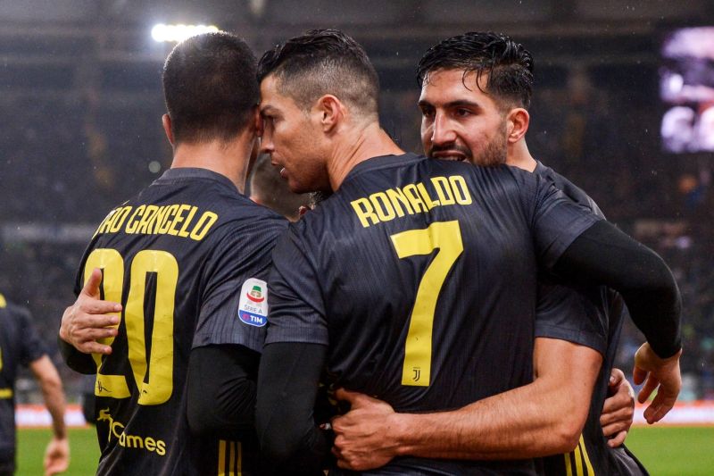 Cristiano Ronaldo slaví se spoluhráči gól proti Laziu Řím.
