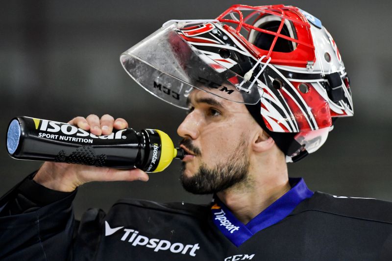 Brankář Jekatěrinbugu Jakub Kovář.