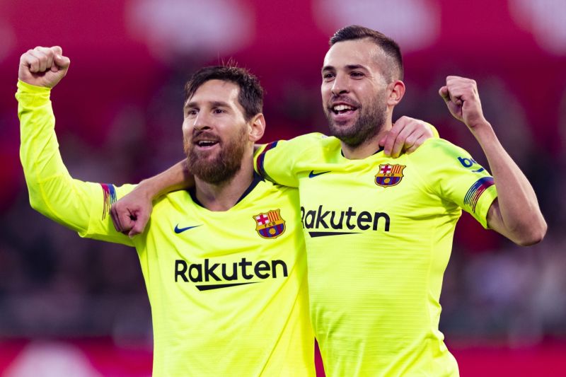 Lionel Messi (vlevo) a Jordi Alba se radují z výhry Barcelony.