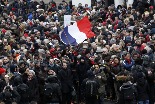 V Paříži se v neděli v dešti sešlo několik tisíc členů hnutí takzvaných červených šátků na podporu "demokracie a institucí". V Paříži se v neděli v dešti sešlo několik tisíc členů hnutí takzvaných červených šátků na podporu "demokracie a institucí".