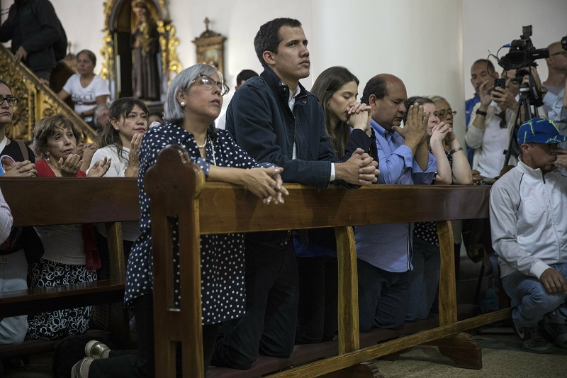Juan Guaidó chce na svou stranu získat venezuelskou armádu.