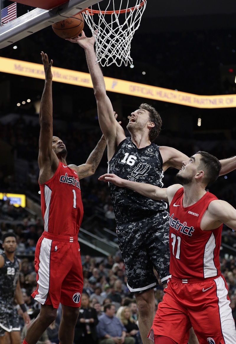 Trevor Ariza (vlevo) a Pau Gasol doskakují míč, vpravo přihlíží Tomáš Satoranský.