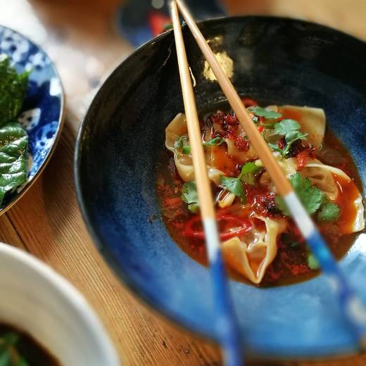 Silný kuřecí vývar, chilli a knedlíčky wonton.