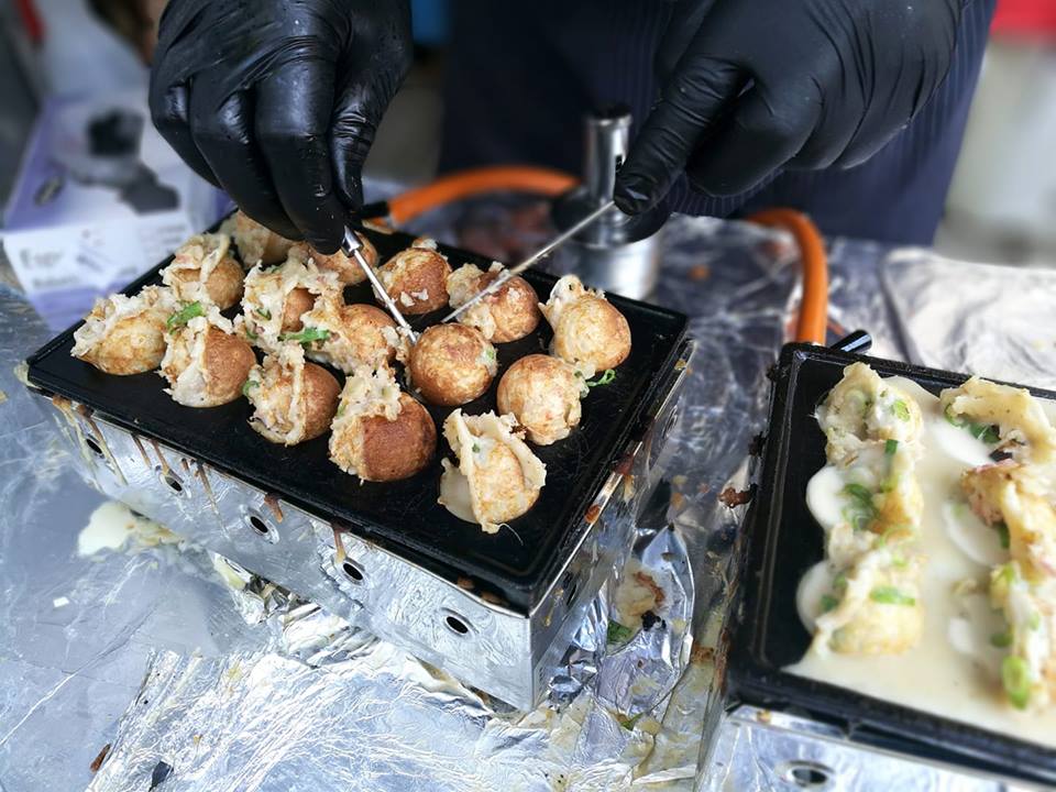 Grilované kuličky Takoyaki plněné chobotnicí, přelité naší omáčkou BBQ, japonskou majonézou a posypané Bonito sušeným tuňákem.