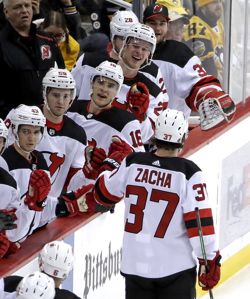 Pavel Zacha oslavuje svůj gól do sítě Pittsburghu.