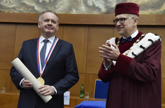 Slovenský prezident Andrej Kiska (vlevo) přezval ocenění od rektora MUNI Mikuláše Beka.