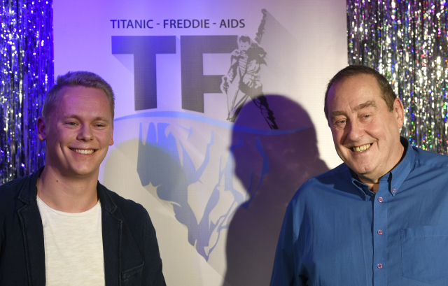 Peter Freestone (vpravo), bývalý komorník zpěváka skupiny Queen Freddieho Mercuryho, a hudebník Milan Šatník.
