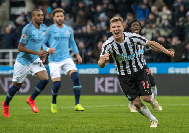 Matt Richie z Newcastlu se raduje po gólu z penalty proti Man City.
