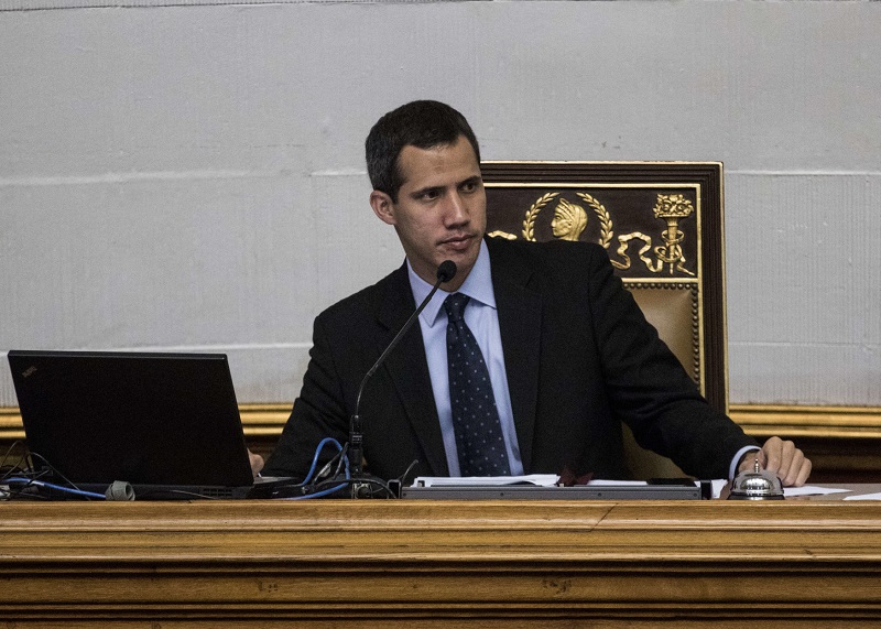 Opoziční lídr Juan Guaidó (na snímku) bojuje proti autoritářskému prezidentovi Madurovi.