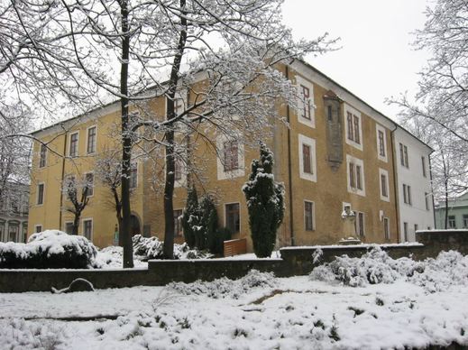 Kromě funkce opevněného správního sídla feudálních držitelů zabezpečovala též relativně nejschůdnější přístupovou trasu ke středu města ve směru od severovýchodu.