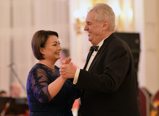 Prezident republiky Miloš Zeman při prvním tanci s manželkou Ivanou.