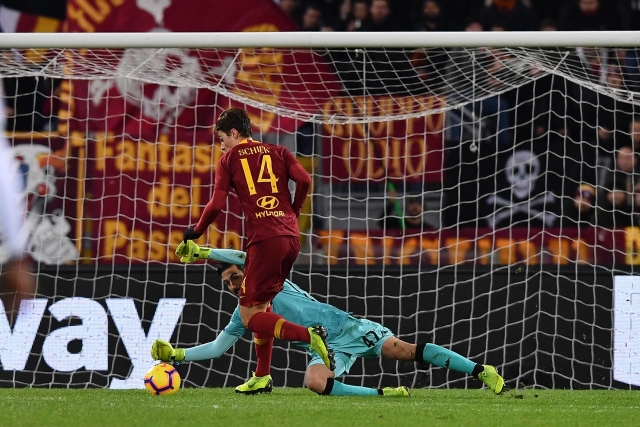 Patrik Schick se snaží prosadit v jednom z utkání italské ligy.