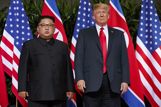 Snímek z loňského summitu Trumpa s Kimem, který se uskutečnil v Singapuru.