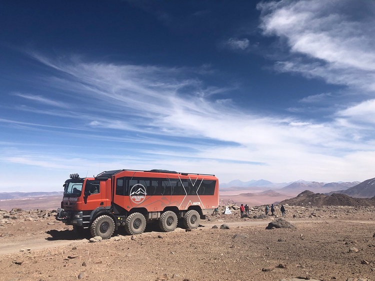 Tatrabus vozí turisty v jihoamerické Atacamě do tisícových výšek.