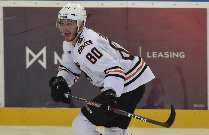 Tomášovi Zohornovi to v posledních dnech pálí v KHL. 