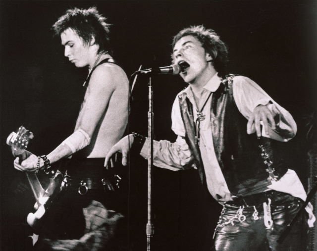 Zleva Sid Vicious a Johnny Rotten.