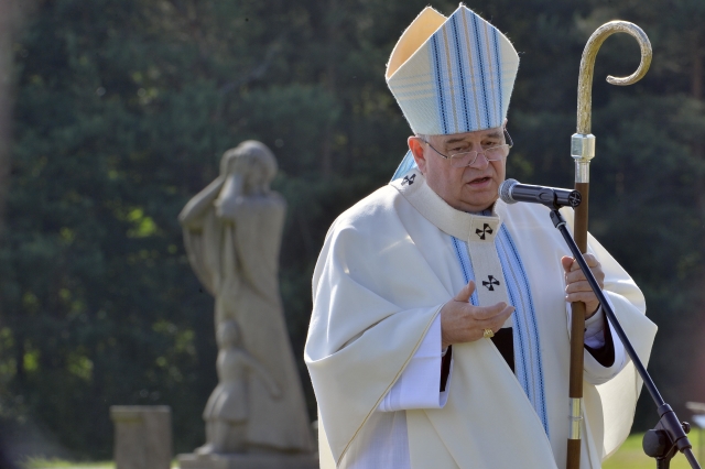 Kardinál Dominik Duka sloužil za zavražděného faráře mši.