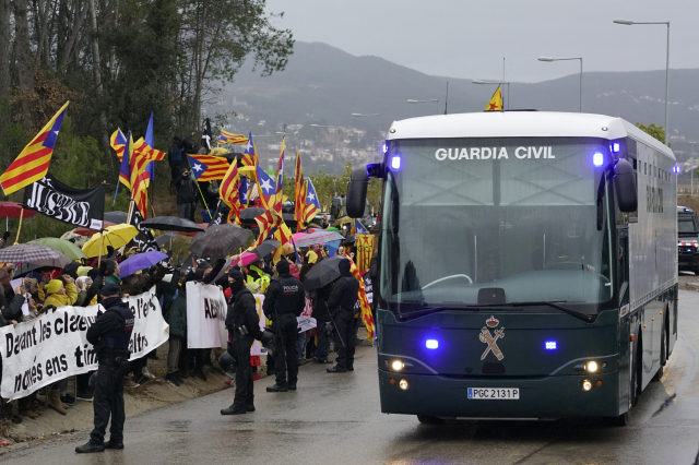 Cestu autobusu s politiky zatarasili protestující, ale brzy je rozehnala policie.
