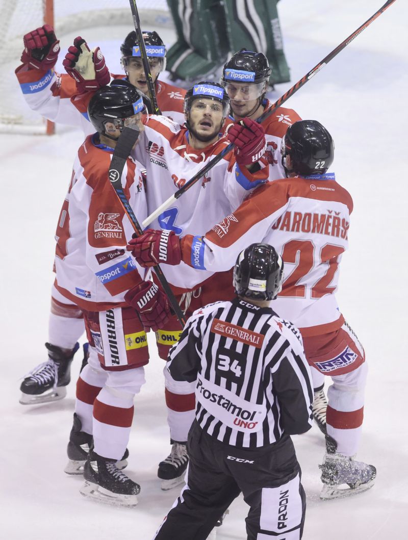 Uprostřed střelec druhé branky Olomouce v zápase s Třincem František Skladaný.