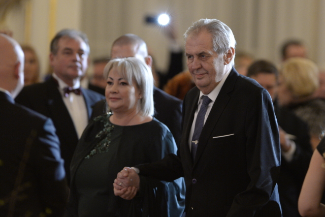 Prezident Miloš Zeman se svou manželkou Ivanou na čtvrtém prezidentském plesu.