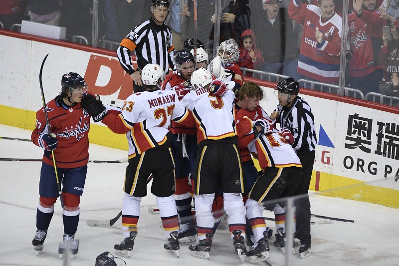 Útočník Dmitrij Jaškin pomohl v pátečním utkání NHL druhým gólem v sezoně k výhře Washingtonu 4:3 nad Calgary.