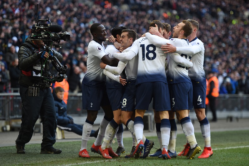 Fotbalisté Tottenhamu porazili Newcastle a dotahují se na Liverpool.
