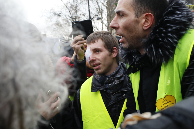 Demonstranti ve žlutých vestách v Paříži. 