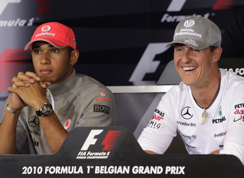 Jezdi Lewis Hamilton vlevo) a Michael Schumacher na tiskové konferenci v roce 2010.