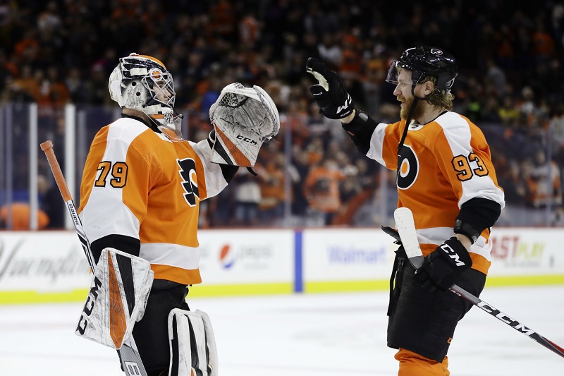 Jakub Voráček (vpravo) se podílel na třech z pěti gólů Philadelphie.