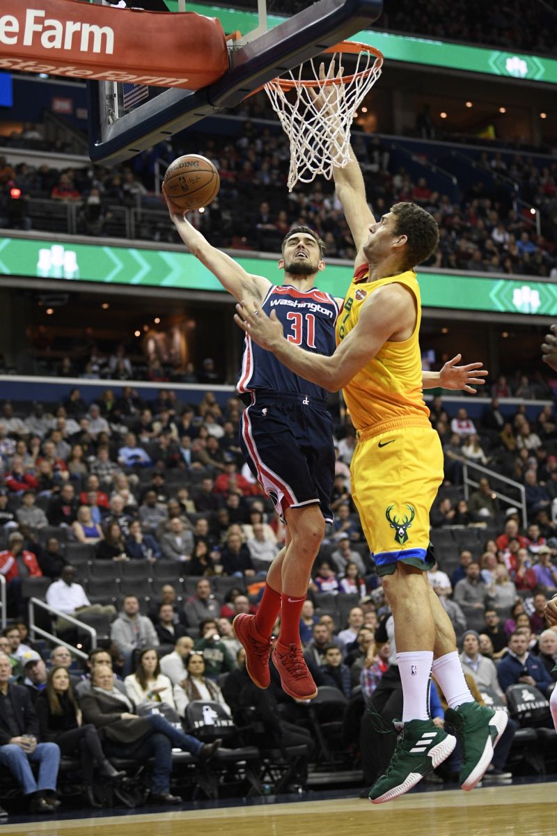 Tomáš Satoranský se blýskl v zápase s Milwaukee efektní smečí.