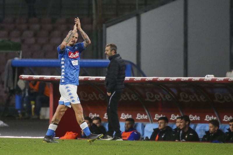Slovenský fotbalový záložník Neapole Marek Hamšík střídá v zápase se Sampdorií.