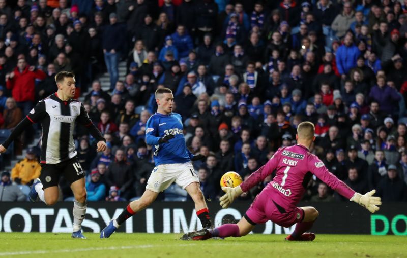Český brankář St. Mirrenu Václav Hladký zasahuje v zápase s glasgowským Rangers.