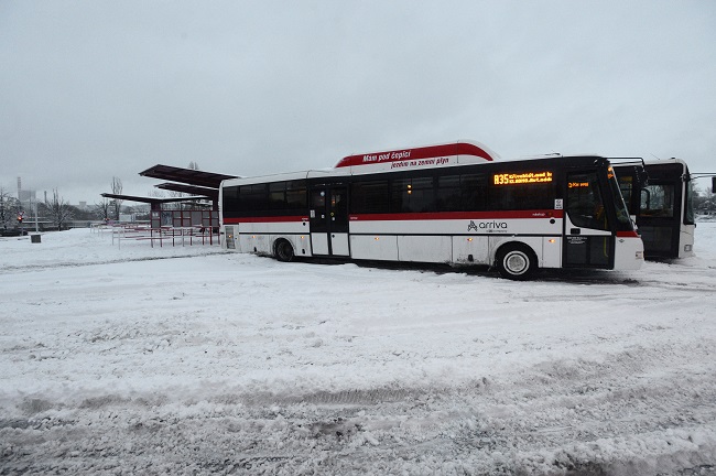 Autobusové nádraží v Kladně. Kvůli hustému sněžení byl v neděli vyhlášen kalamitní stav. 