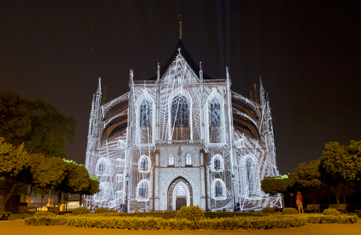 Chrám svaté Barbory v Kutné Hoře v noci na 25. dubna ozvláštnila videomappingová projekce v podání uskupení The Macula. Akce je součástí projektu Czech the Light, který postupně rozzáří světelným uměním významná města České republiky.