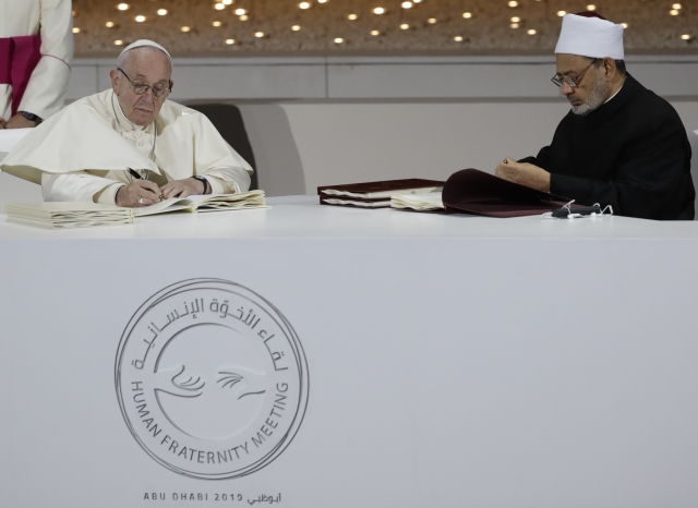 Papež František (zleva) a šajch Ahmad Tajib. 