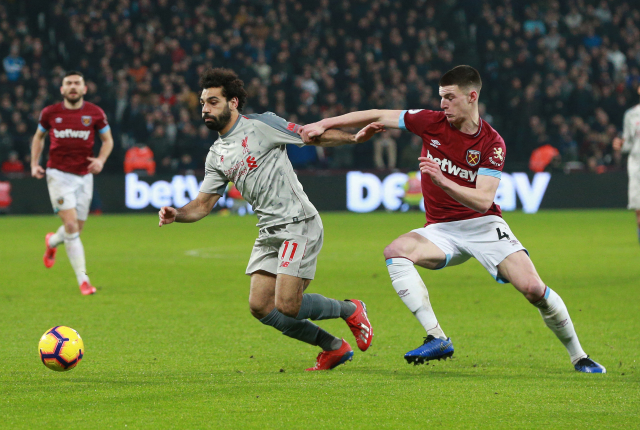 Mohamed Salah (vlevo) z Liverpoolu se snaží utéct Declanu Riceovi.