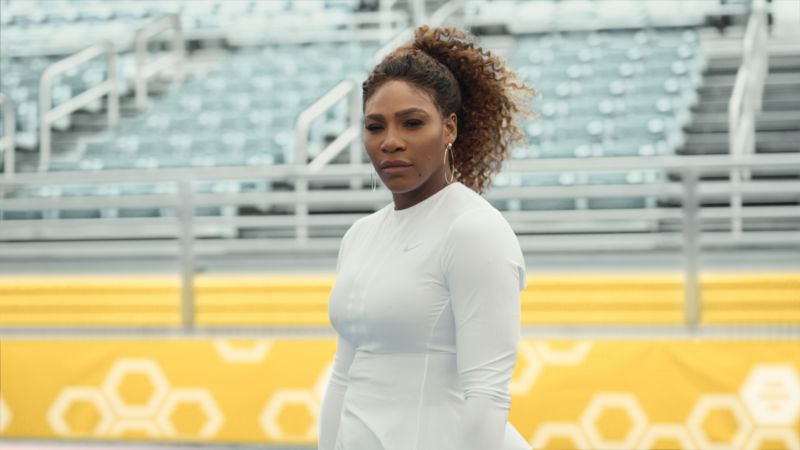 Serena Williamsová kompletně v bílém opět motivovala ženy. 