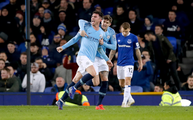 Aymeric Laporte (vlevo) slaví se spoluhráčem branku do sítě Evertonu.